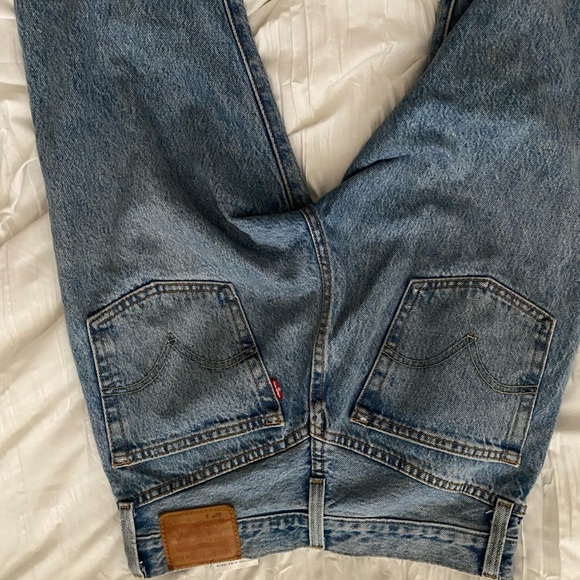 Women’s Levi jeans - Picture 5 of 6